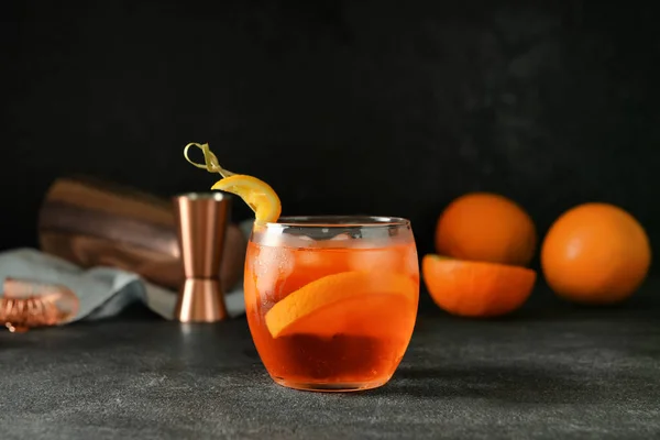 Bicchiere Gustoso Cocktail Spritz Mele Sfondo Scuro — Foto Stock