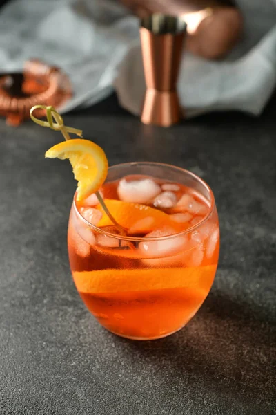 Sklenice Chutné Aperol Spritz Koktejl Tmavém Pozadí — Stock fotografie