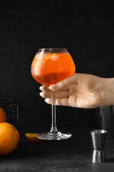 Frau Hält Glas Leckeren Aperol Spritz Cocktail Auf Dunklem Hintergrund — Stockfoto