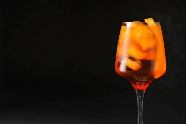 Glas Smakelijke Aperol Spritz Cocktail Donkere Achtergrond — Stockfoto