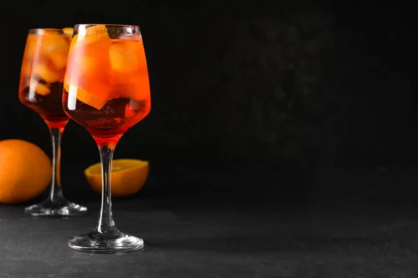 Brýle Chutné Aperol Spritz Koktejl Tmavém Pozadí — Stock fotografie