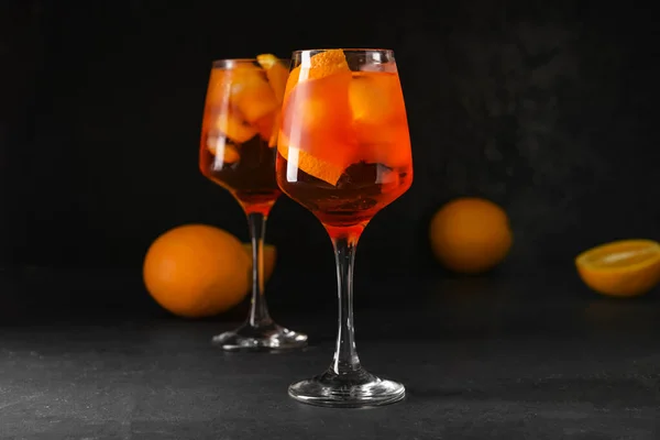 Gläser Leckerer Aperol Spritz Cocktail Auf Dunklem Hintergrund — Stockfoto