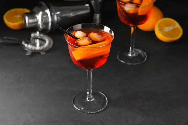 Gläser Leckerer Aperol Spritz Cocktail Auf Dunklem Hintergrund — Stockfoto