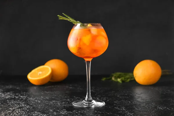 Glas Välsmakande Aperol Spritz Cocktail Mörk Bakgrund — Stockfoto