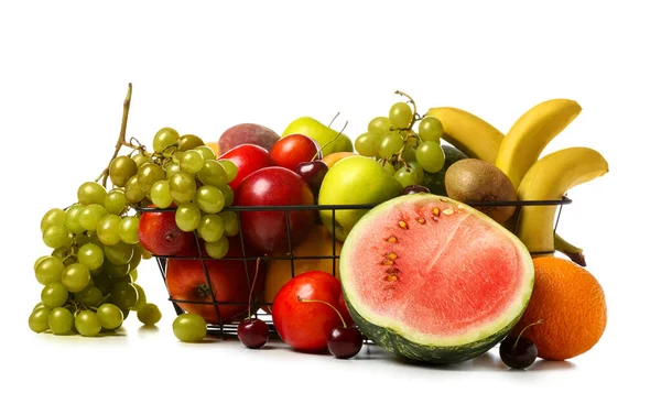 Cesta Com Frutas Frescas Fundo Branco — Fotografia de Stock