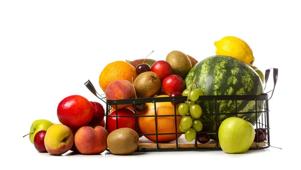 Panier Avec Des Fruits Frais Sur Fond Blanc — Photo