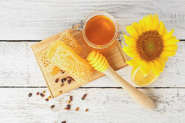 Vaso Miele Con Pettini Pane Api Sul Tavolo — Foto Stock