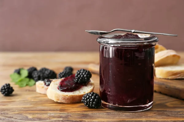 Jar Tasty Blackberry Jam Bread Wooden Table — Stock Photo, Image