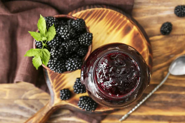 Glas Leckere Brombeermarmelade Und Beeren Auf Holzgrund — Stockfoto