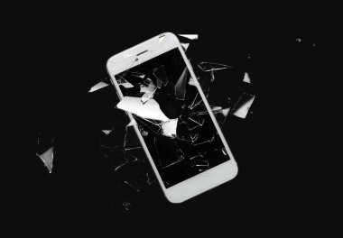 Koyu arkaplanda kırık cam ekranlı cep telefonu