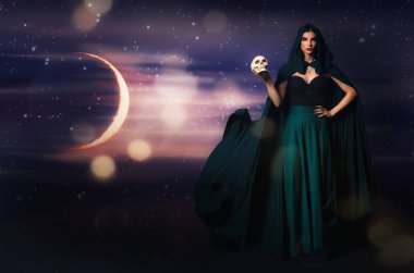 Gece gökyüzüne karşı kafatası olan genç cadı.