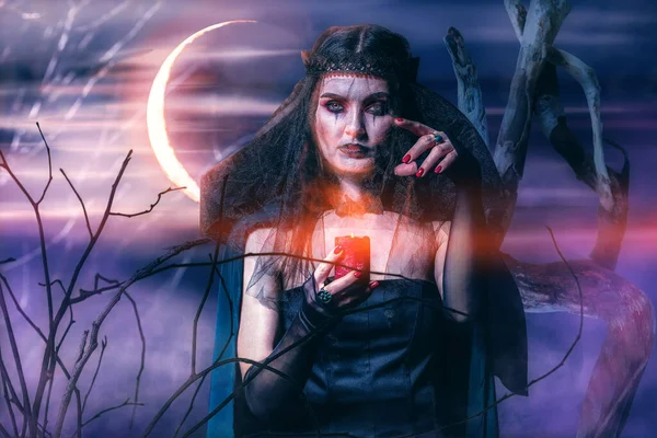 Злая Ведьма Свечой Лесу Ночью — стоковое фото