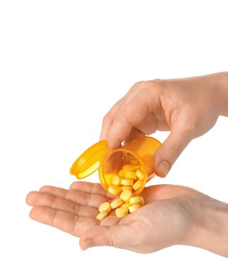 Beyaz arka planda hap alan kadın