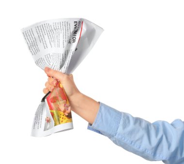 Beyaz arka planda kadın eli ve buruşuk gazete