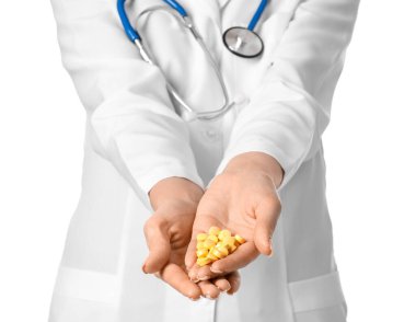 Beyaz arka planda hapları olan kadın doktor.