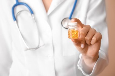 Renkli arka planda hapları olan kadın doktor, yakın plan.