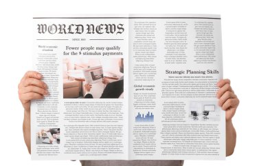 Beyaz arka planda gazetesi olan adam.