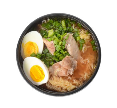 Beyaz arka planda tavuklu Çin çorbası.