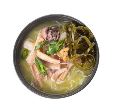 Beyaz arka plan üzerinde kase lezzetli Çin çorbası