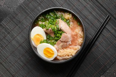 Koyu arkaplanda tavuk olan lezzetli bir Çin çorbası.