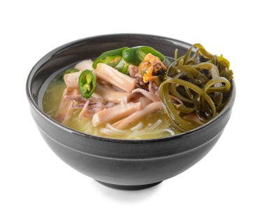 Beyaz arka plan üzerinde kase lezzetli Çin çorbası