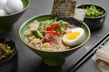 Koyu arkaplanda tavuk olan lezzetli bir Çin çorbası.