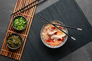 Koyu arkaplanda lezzetli Çin çorbası ile kompozisyon