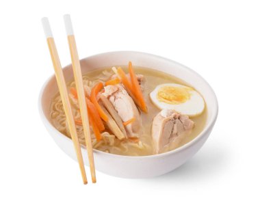 Beyaz arka planda tavuklu Çin çorbası.