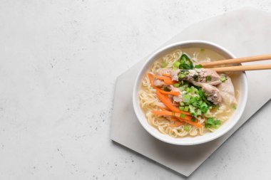 Hafif arka planda tavuk olan lezzetli Çin çorbası.