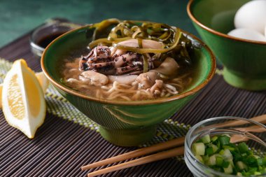 Masada kase lezzetli Çin çorbası