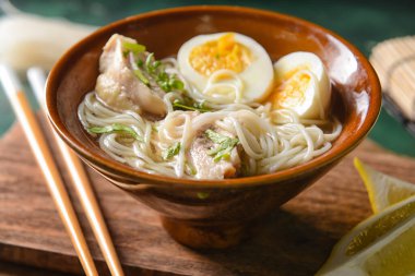 Lezzetli Çin çorbası, tabakta tavuk, yakın plan.