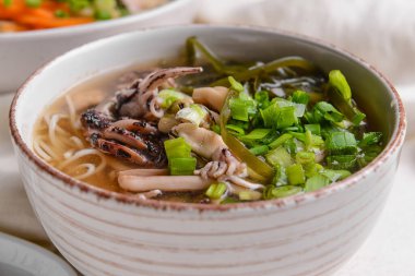 Hafif arka planda Çin çorbası, yakın plan.