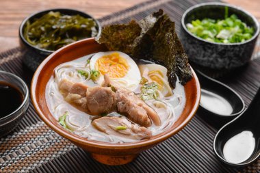 Tabakta tavuk olan lezzetli Çin çorbası.