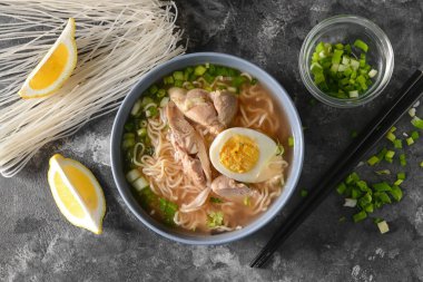 Koyu arkaplanda lezzetli Çin çorbası ile kompozisyon