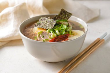 Hafif arka planda tavuk olan lezzetli Çin çorbası.