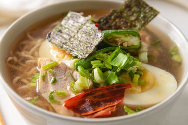 Arka planda tavuk olan lezzetli Çin çorbası, yakın plan.