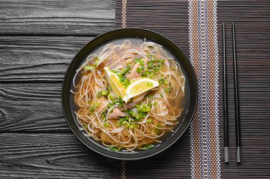 Koyu ahşap kaplama tavuklu lezzetli Çin çorbası.