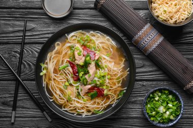 Koyu ahşap arka planda lezzetli Çin çorbası karışımı.