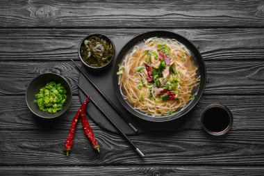 Koyu ahşap arka planda lezzetli Çin çorbası karışımı.