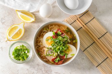 Hafif arkaplanda lezzetli Çin çorbası ile kompozisyon