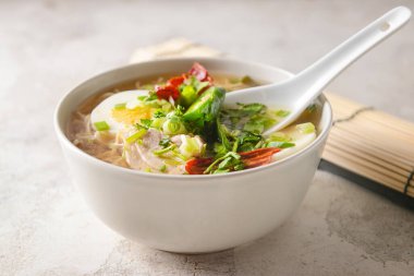 Hafif arka planda tavuk olan lezzetli Çin çorbası.