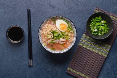 Koyu arkaplanda lezzetli Çin çorbası ile kompozisyon