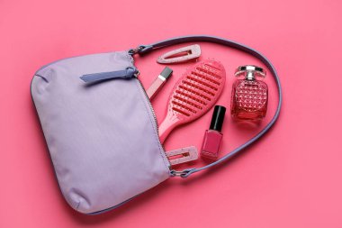 Moda çantalı kompozisyon, saç fırçası ve renk arkaplanındaki farklı aksesuarlar