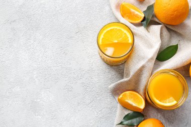 Hafif arka planda bir bardak lezzetli portakal suyu.