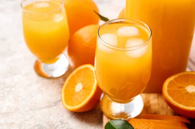 Hafif arka planda lezzetli portakal suyu bardakları, yakın plan.