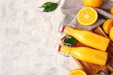 Hafif arkaplanda lezzetli portakal suyu şişeleri