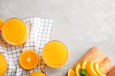 Hafif arka planda bir bardak lezzetli portakal suyu.