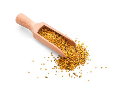 Beyaz arkaplanda arı poleni ile kepçe