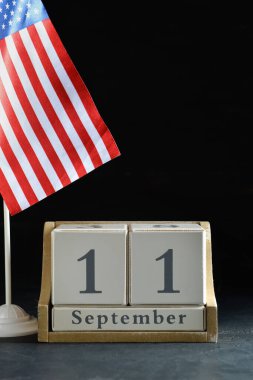 Koyu arkaplanda ABD bayrağı bulunan Terör Saldırıları Mağdurları için Ulusal Namaz ve Anma Günü takvimi