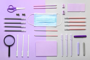 Renk arkaplan üzerinde kırtasiye ve tıbbi maske seti